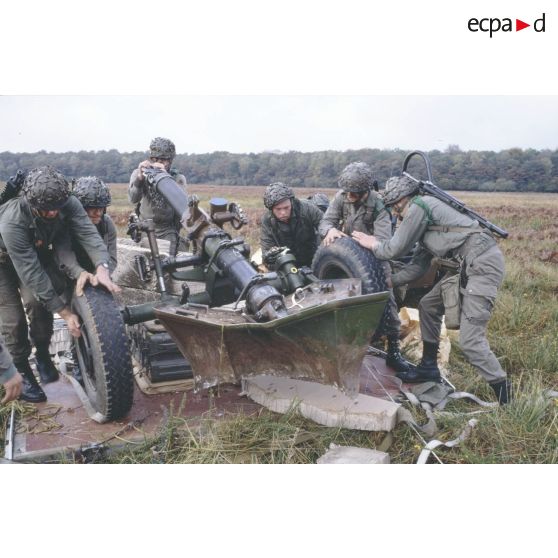 Déchargement par des militaires de la section mortiers lourds (SML) du 9e régiment de chasseurs parachutistes (RCP), d'une palette de 1,4 tonne larguée depuis un avion de transport Transall C-160 lors des manoeuvres Iberia.