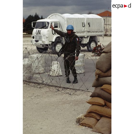 Casque bleu du 1er régiment d'infanterie de marine (RIMa) faisant un signe depuis le poste de contrôle fortifié lors d'un exercice à la caserne d'Angoulême.