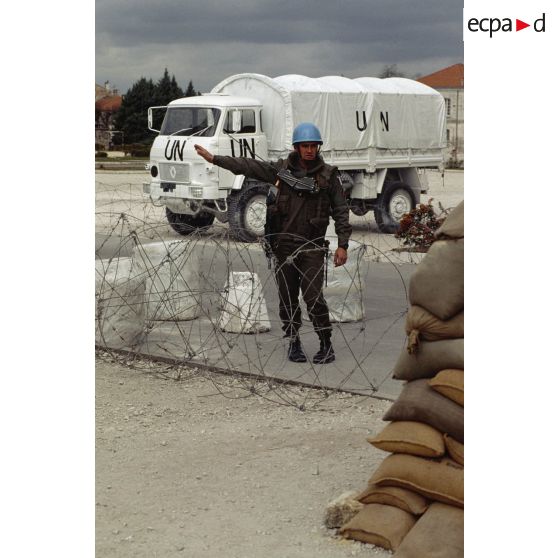 Casque bleu du 1er régiment d'infanterie de marine (1er RIMa) faisant un signe lors d'un exercice de contrôle routier à Angoulême avant le départ des troupes pour la Bosnie-Herzégovine.