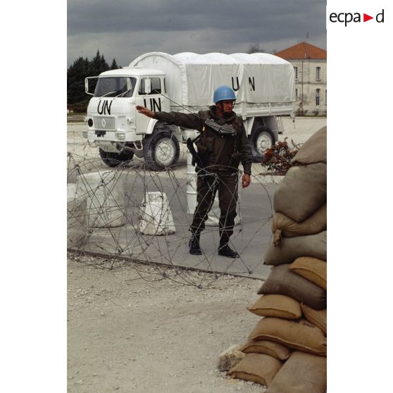 Casque bleu du 1er régiment d'infanterie de marine (1er RIMa) faisant signe d'avancer lors d'un exercice de contrôle routier à Angoulême avant le départ des troupes pour la Bosnie-Herzégovine.