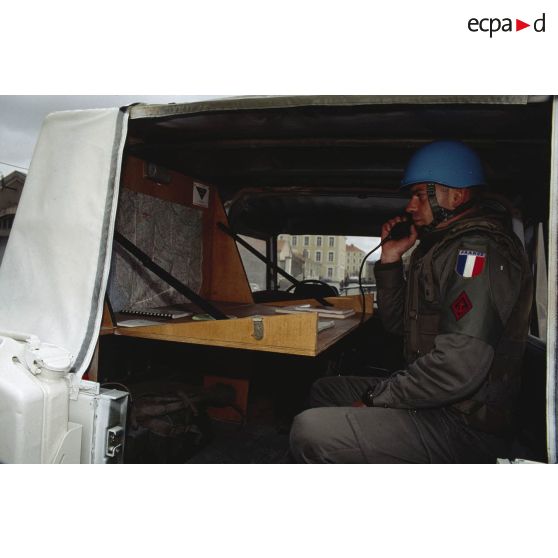 A Angoulême, un casque bleu du 1er régiment d'infanterie de marine (1er RIMa) s'exerce à la communication radio à l'arrière d'une Peugeot P4 aménagé en bureau avant le départ pour la Bosnie.