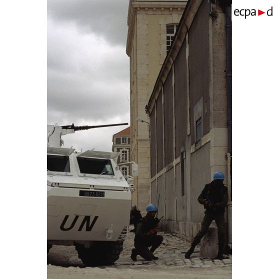 Véhicule de l'avant blindé (VAB) et casques bleus du 1er régiment d'infanterie de marine (1er RIMa) lors d'un exercice de progression en contexte de combat urbain à Angoulême avant le départ pour la Bosnie.