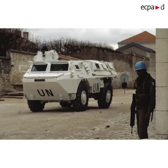 Véhicule de l'avant blindé (VAB) lors d'un exercice de progression en contexte de combat urbain pour des casques bleus du 1er régiment d'infanterie de marine (1er RIMa) à Angoulême.