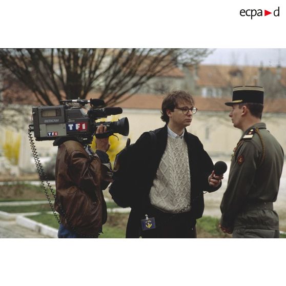 Interview d'un colonel du 1er régiment d'infanterie de marine (1er RIMa) par une équipe vidéo de TF1 dans la caserne d'Angoulême avant le départ pour la Bosnie-Herzégovine.