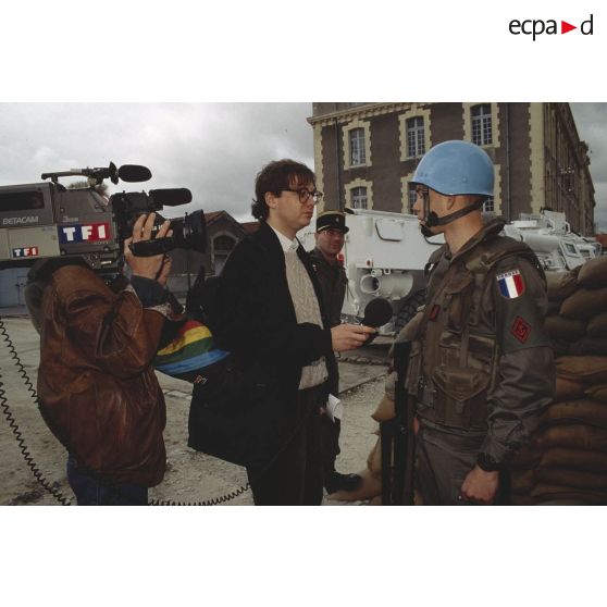 Interview d'un casque bleu du 1er régiment d'infanterie de marine (1er RIMa) par des journalistes de TF1 dans la cour de la caserne d'Angoulême avant le départ pour la Bosnie-Herzégovine.