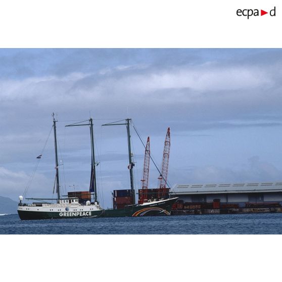 Le Rainbow Warrior 2, navire de Greenpeace dans le port de Papeete avant le départ pour Moruroa. [Description en cours]