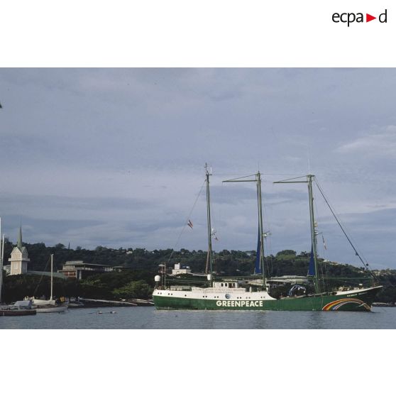 Le Rainbow Warrior 2, navire de Greenpeace dans le port de Papeete avant le départ pour Moruroa. [Description en cours]