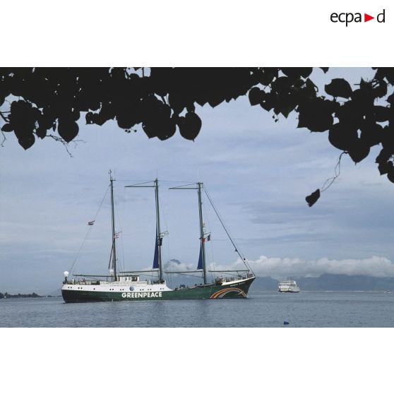 Le Rainbow Warrior 2, navire de Greenpeace dans le port de Papeete avant le départ pour Moruroa. [Description en cours]