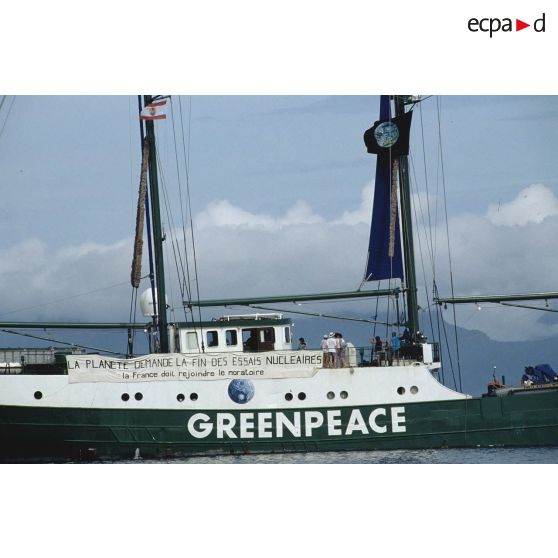 Le Rainbow Warrior 2, navire de Greenpeace dans le port de Papeete avant le départ pour Moruroa. [Description en cours]