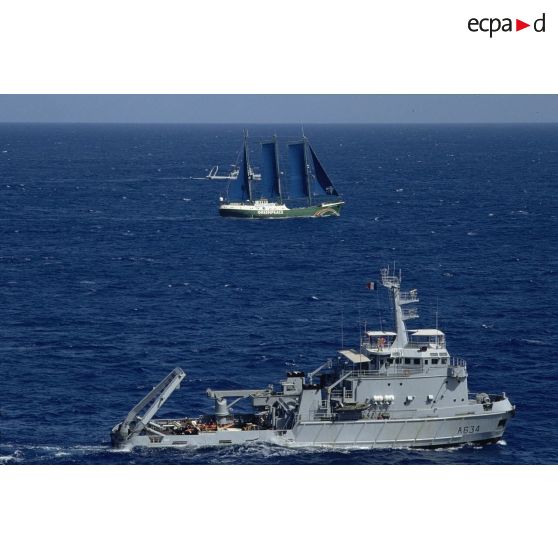 Le Revi (A635) et le Rari (A633), remorqueurs de haute mer escortent le Rainbow Warrior 2 de Greenpeace. [Description en cours]