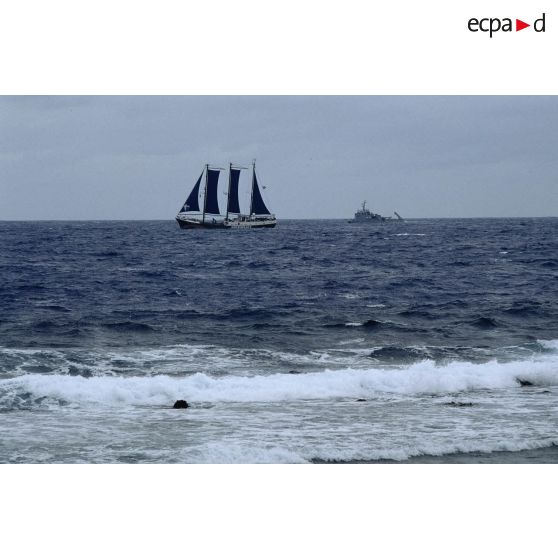 Le Rainbow Warrior 2, navire de Greenpeace, aux abords de Moruroa avant son arraisonnement. [Description en cours]