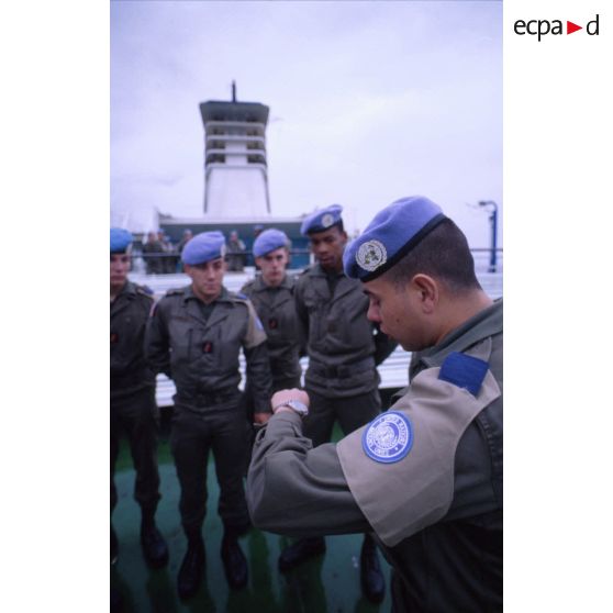 Marsouins du 2e régiment d'infanterie de marine (2e RIMa) regroupés sur le pont du ferry Esterel pour un dernier briefing avant l'arrivée au port de Rijeka.