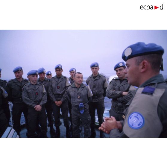 Dernières consignes pour les marsouins du 2e régiment d'infanterie de marine (2e RIMa) regroupés sur le pont du ferry Esterel avant l'arrivée au port de Rijeka.