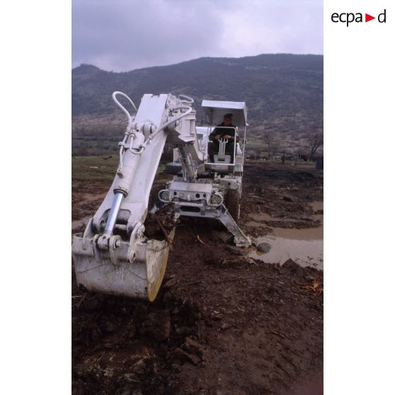 Pelle légère sur camionnette tactique type F1 aménageant un emplacement retenu pour les unités à Gracac.