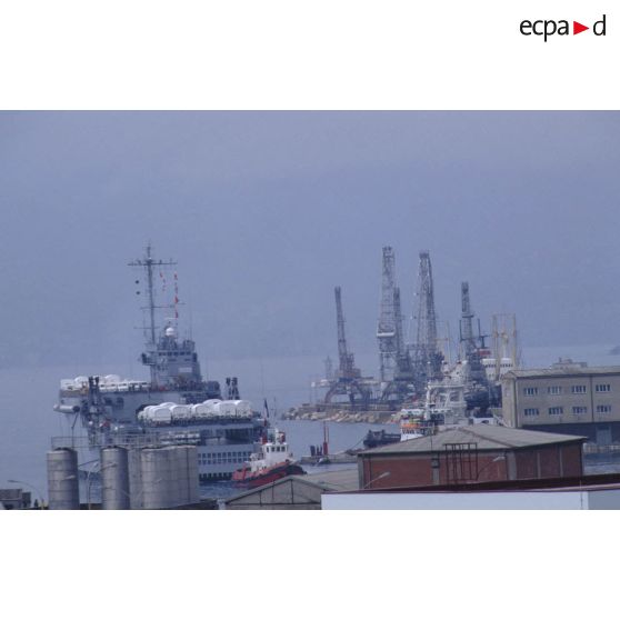 Le transport de chalands de débarquement (TCD) Orage chargé de véhicules militaires aux couleurs de l'ONU est remorqué dans le port de Rijeka à son arrivée.