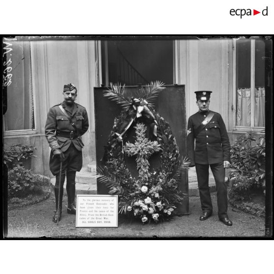 Paris, couronne de fleurs offerte par les Anglais en souvenir des morts Français. (deux clichés) [légende d'origine]