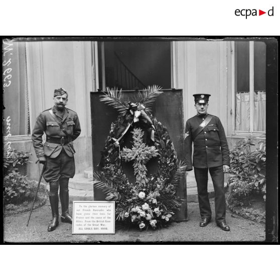 Paris, couronne de fleurs offerte par les Anglais en souvenir des morts Français. (deux clichés) [légende d'origine]