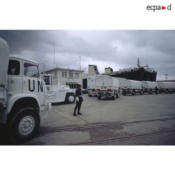 Camions TRM 4000 du 519e régiment du train (519e RT) et autres engins aux couleurs de l'ONU sur le port de Toulon pour l'embarquement sur le ferry Terre d'Afrique en partance pour l'ex-Yougoslavie