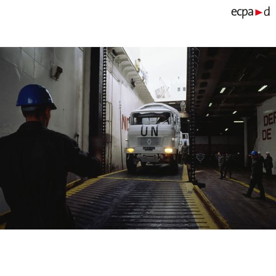 Camions TRM 4000 aux couleurs de l'ONU guidé par un casque bleu du 519e régiment du train (519e RT) lors de l'embarquement sur le ferry Terre d'Afrique en partance pour l'ex-Yougoslavie.