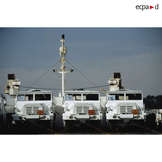 Trois véhicules GBC 8 KT aux couleurs de l'ONU arrimés sur le pont du ferry avant le départ pour l'ex-Yougoslavie.