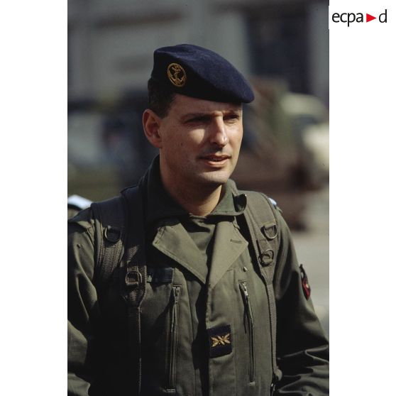 Portrait d'un aumônier protestant des troupes de Marine de l'armée de Terre lors de l'embarquement à Toulon pour rejoindre la FORPRONU en ex-Yougoslavie.