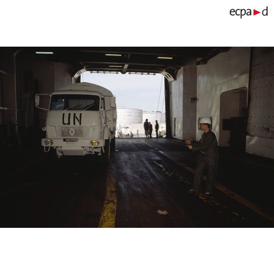 Camion TRM 4000 du 519e régiment du train (519e RT) aux couleurs de l'ONU embarquant dans la cale du ferry Terre d'Afrique avant le départ pour rejoindre la FORPRONU en ex-Yougoslavie.