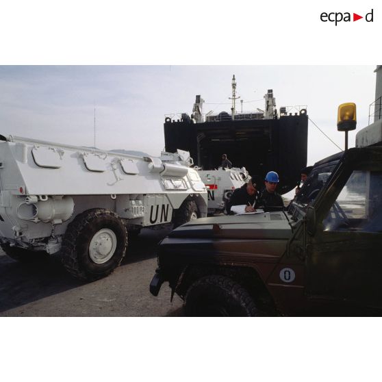 Véhicules de l'avant blindés (VAB) aux couleurs de l'ONU et Peugeot P4 lors de l'embarquement supervisé par les hommes du 519e régiment du train (519e RT) avant le départ pour rejoindre la FORPRONU en ex-Yougoslavie.