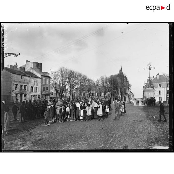 Rocroi, soldats italiens accueillis par la population locale. [légende d'origine]