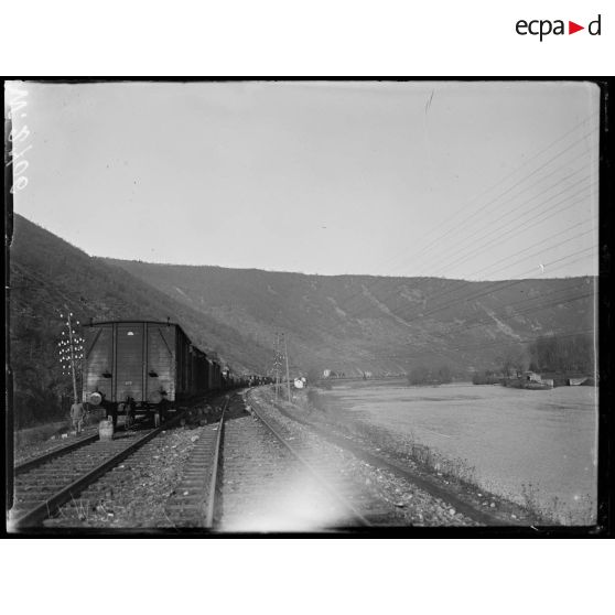 Montigny-sur-Meuse, wagons abandonnés par les Allemands. [légende d'origine]