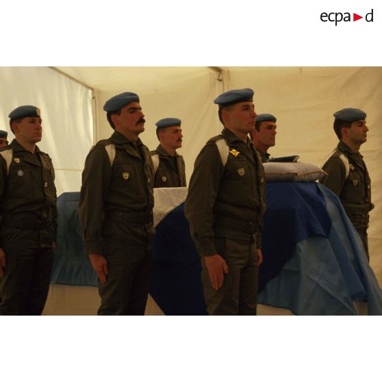 Casques bleus français autour du cercueil lors de la cérémonie funèbre à Zagreb pour le défunt adjudant Lacombe.