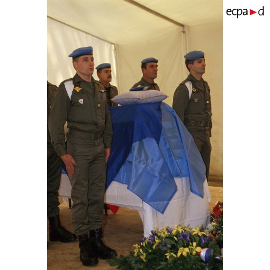 Cercueil de l'adjudant Lacombe entouré de ses camarades lors de la cérémonie funèbre à Zagreb.