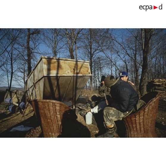 Soldats croates (musulmans du sud) installés près du poste français d'observation Roméo 2 occupé par le 92e régiment d'infanterie (92e RI) au-dessus du col de Skokovi dans l'enclave musulmane de Bihac.