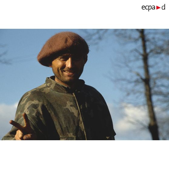 Portrait d'un soldat croate (musulman du sud) près du poste d'observation français Roméo 2 occupé par le 92e régiment d'infanterie (92e RI),, au-dessus du col de Skokovi dans l'enclave musulmane de Bihac.