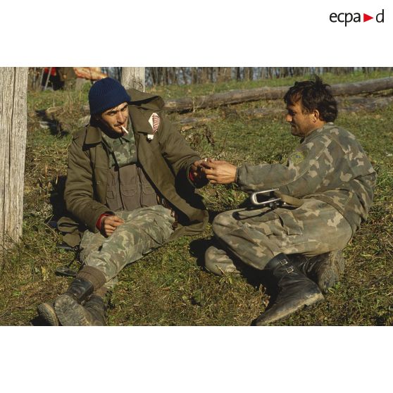 Moment de détente pour deux soldats croates (musulmans du sud) installés au niveau du poste d'observation français Roméo 2 occupé par le 92e régiment d'infanterie (92e RI) au-dessus du col de Skokovi.