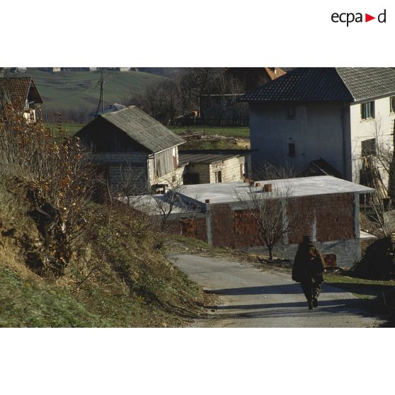 Soldat croate (musulman du sud) de dos marchant sur une route de village près du poste d'observation français Roméo 2 dans l'enclave musulmane de Bihac..