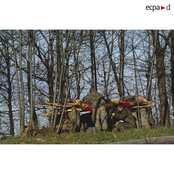 Soldats croates (musulmans du sud) à leur point de surveillance près du poste d'observation français Roméo 2 occupé par le 92e régiment d'infanterie (92e RI) dans l'enclave musulmane de Bihac.