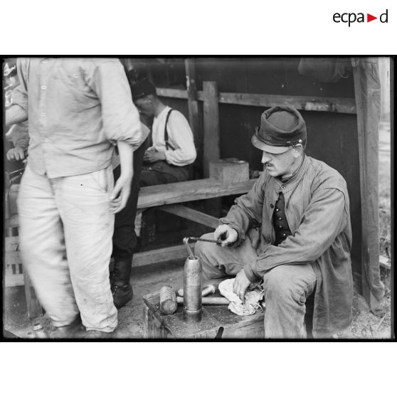 Vincennes, CRP, "La Craponnière". Les obus spéciaux. B : une partie du liquide X... a été introduit et maintenant on y fait pénétrer des tablettes de Ph... qui seront comprimées à force. [légende d'origine]