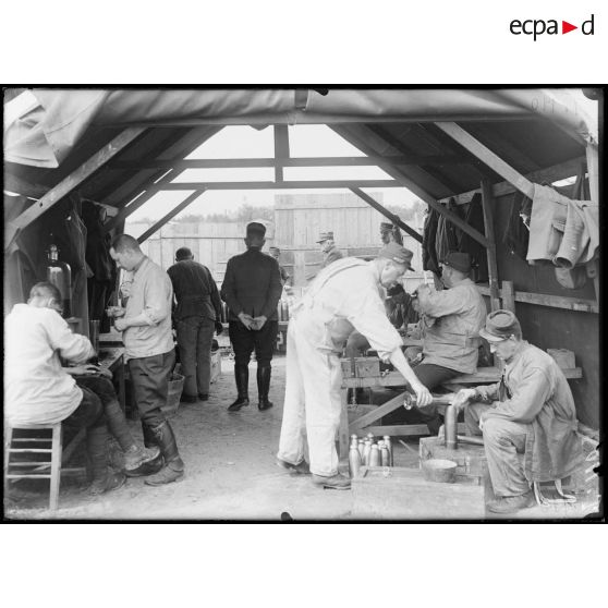 Vincennes, CRP, "La Craponnière". Les obus spéciaux. C : ensemble d'un atelier de fabrication de charges. Au fond à droite, on visse la douille contenant de mal... laquelle recevra ensuite la fusée. [légende d'origine]