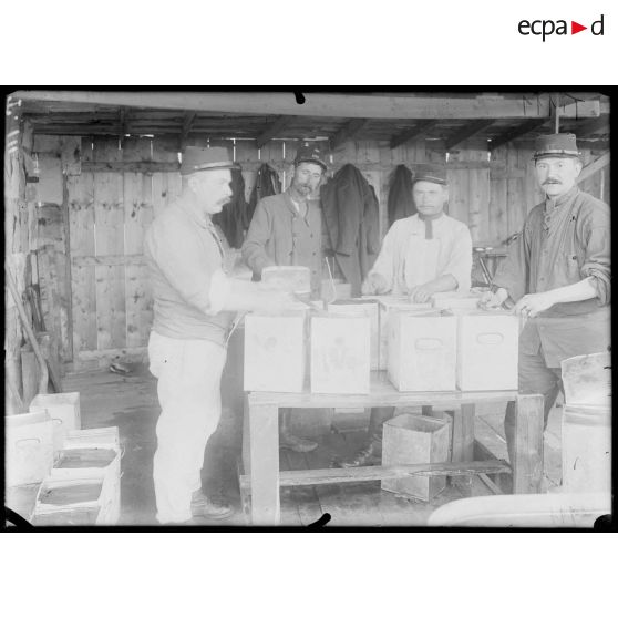 Vincennes, CRP, "La Craponnière". Les obus spéciaux. D : ici, a lieu l'ouverture des caisses en métal, où baigne le Ph... on en extrait les tablettes une à une et on procède au concassage. [légende d'origine]