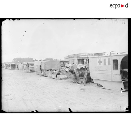 Le cimetière des autos. Le coin des croix rouges. [légende d'origine]