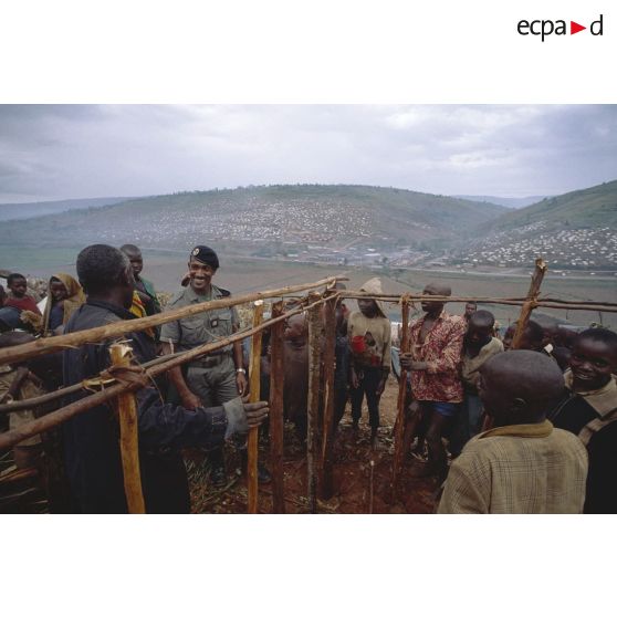 Camp de réfugiés de Nyacyonga sur la route de Byumba à 10 km de Kigali. Militaire français parmi les réfugiés et tentant de sympathiser avec les enfants.