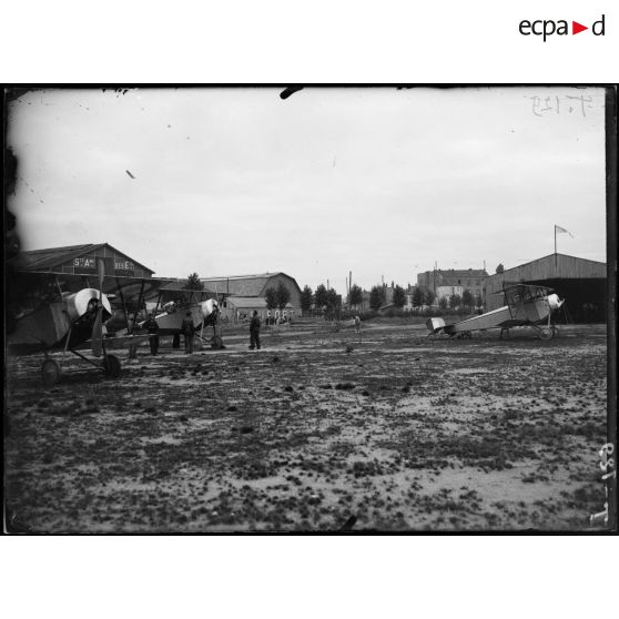 Chez Nieuport. Devant les ateliers sur le parc. Les essais d'appareils. [légende d'origine]