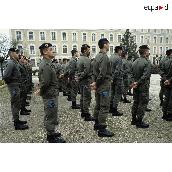 Militaires du 1er régiment d'infanterie de marine (1er RIMa) alignés pour la prise d'armes dans la cour de la caserne d'Angoulême avant le départ des troupes pour rejoindre la FORPRONU en Bosnie.