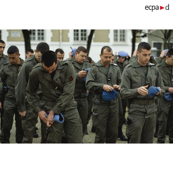 Changement de béret pour les militaires du 1er régiment d'infanterie de marine (1er RIMa) lors de la prise d'armes à Angoulême avant le départ pour rejoindre la FORPRONU en Bosnie.