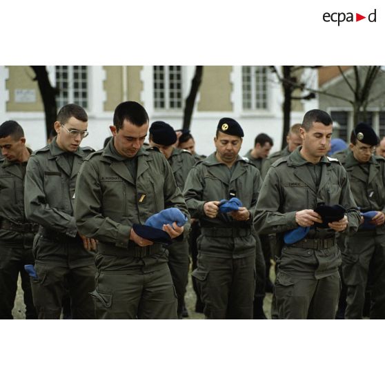 Hommes du 1er régiment d'infanterie de marine (1er RIMa) changeant de béret lors de la prise d'armes à Angoulême avant le départ pour rejoindre la FORPRONU en Bosnie.