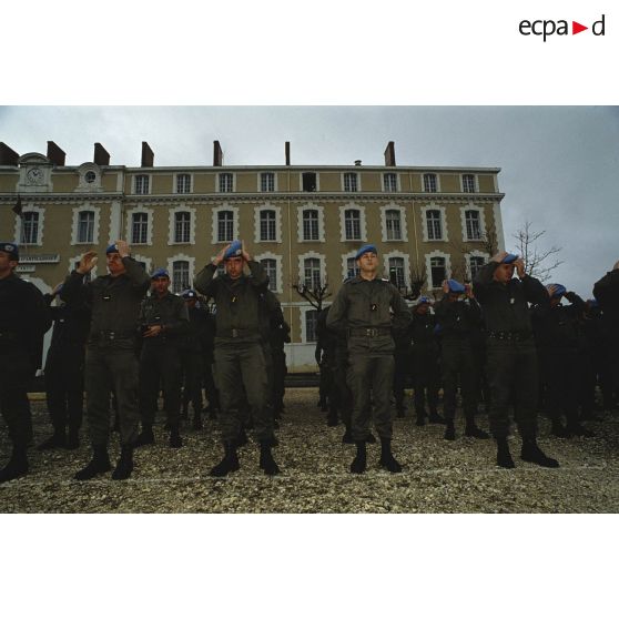 Hommes du 1er régiment d'infanterie de marine (1er RIMa) échangeant leur béret pour celui de l'ONU lors de la prise d'armes à Angoulême avant le départ pour rejoindre la FORPRONU en Bosnie.