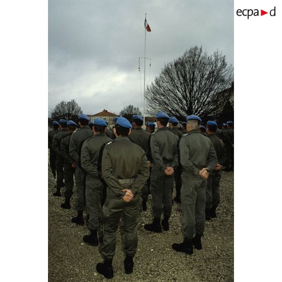 Vue de dos des hommes du 1er régiment d'infanterie de marine (1er RIMa) arborant le béret des Nations Unies lors de la prise d'armes à la caserne d'Angoulême avant le départ pour rejoindre la FORPRONU en Bosnie.