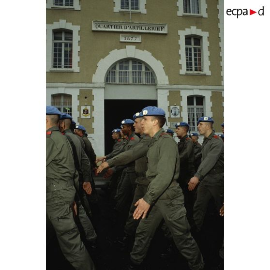 Alignement de casques bleus du 1er régiment d'infanterie de marine (1er RIMa) défilant en chantant lors de la prise d'armes à Angoulême avant le départ pour rejoindre la FORPRONU en Bosnie.