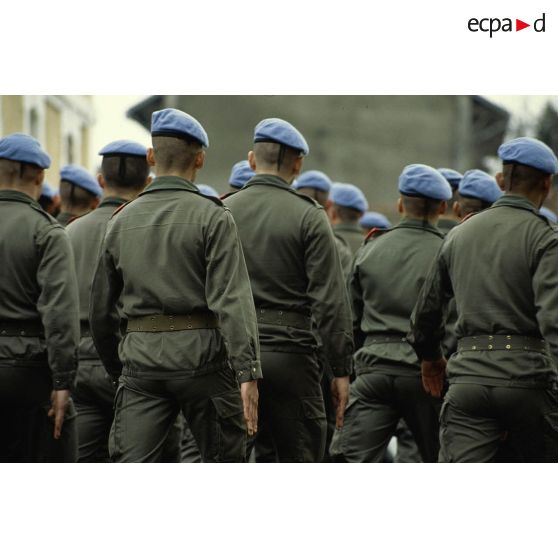 Vue de dos sur des casques bleus du 1er régiment d'infanterie de marine (1er RIMa) défilant lors de la prise d'armes à Angoulême avant le départ pour rejoindre la FORPRONU en Bosnie.