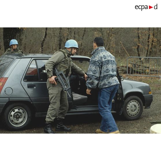 Exercice de contrôle de véhicule civil pour les casques bleus du 1er régiment d'infanterie de marine (1er RIMa) à la caserne d'Angoulême avant le départ pour la FORPRONU en Bosnie.